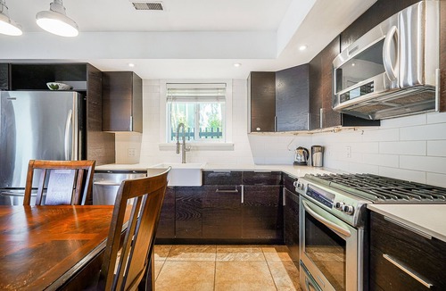 Upper Lonsdale House | Modern 3-bedroom Suite with BBQ patio- dog friendly - nature and city-combined