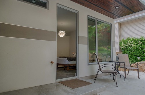 Central Okanagan House | Modern 3 bedroom, 3 en suites, dog friendly loft in McKinley