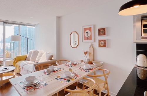 Crosstown Apartment | Modern 3BDR/4BDS in DT/AC/Pool/Gym/Best Location + Parking