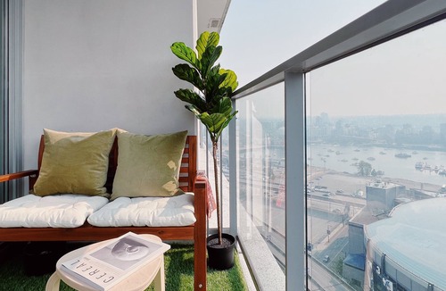Crosstown Apartment | Modern 3BDR/4BDS in DT/AC/Pool/Gym/Best Location + Parking