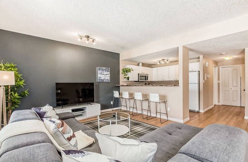 West Edmonton House | Modern 3BR, 2Bath Golf Course Suite/Henday/Whitemud/Acheson/October Specail!