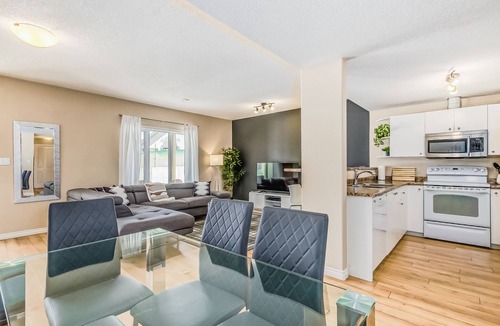 West Edmonton House | Modern 3BR, 2Bath Golf Course Suite/Henday/Whitemud/Acheson/October Specail!