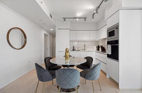 Mount Pleasant Apartment | Modern 3BR Condo with Rooftop, Gym and Parking near Skytrain