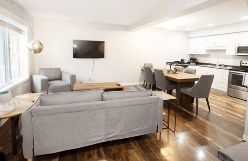 Fort Gary House | Modern 3BR Townhouse with Parking & Laundry