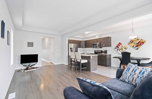 Welland House | Modern 3BR Welland Retreat | 5 Min to Shops, Dining & Trails