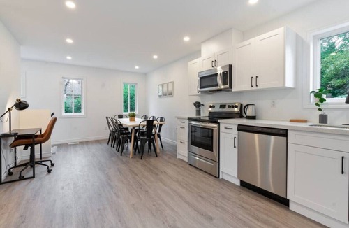 Barrie Apartment | Modern 4BR Coach House | Near Beach & Downtown