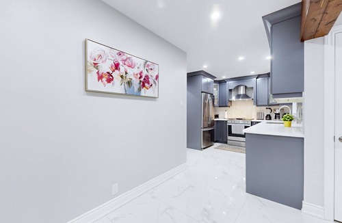 Clarkson-Lorne Park House | Modern 6 Bedroom/3 Bath Pool Home Near the Lake