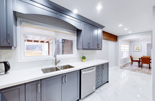 Clarkson-Lorne Park House | Modern 6 Bedroom/3 Bath Pool Home Near the Lake