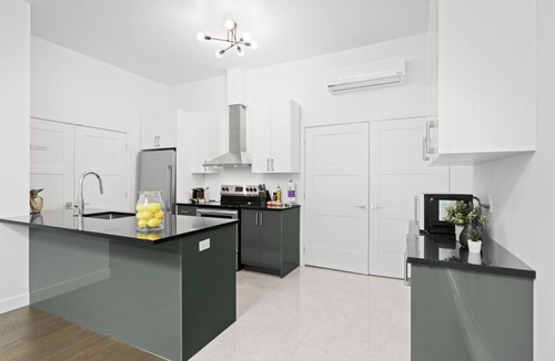 La Petite-Patrie Apartment | Modern and Cozy 2bdr near St-Hubert Plaza