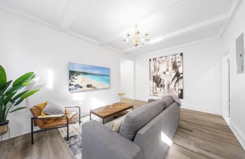 Cote-Des-Neiges—Notre-Dame-De-Grace Apartment | Modern and cozy 4 bedrooms sleep 12