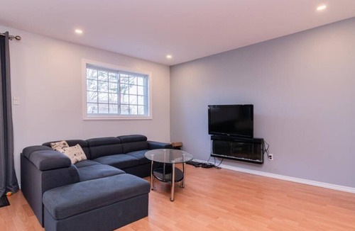Pierrefonds-Roxboro House | Modern and Spacious Townhouse