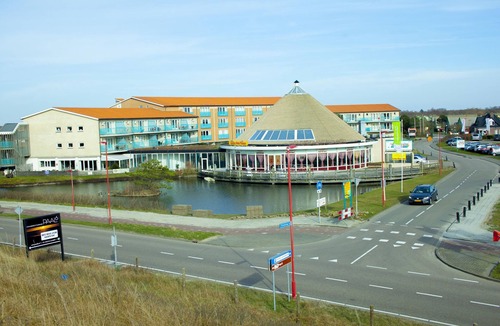 Julianadorp aan zee Apartment | Modern apartment with a view of the dunes 350m to the North Sea WiFi parking