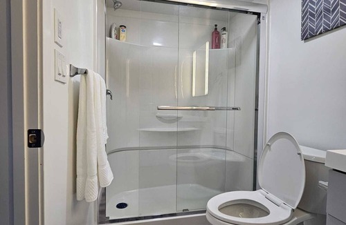 Winnipeg Apartment | Modern Basement suite with seperate entrance close to grocery, restaurant & mall