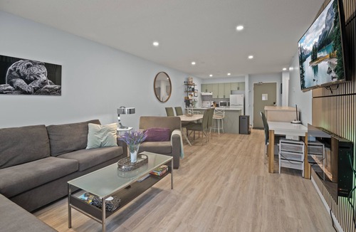 Panorama Condo | Modern Bear retreat ,Creekside ,Hike, Bike, Ski, Soak, Ground level