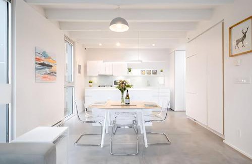 Chinatown Apartment | Modern, Bright & Central 1-Bed Downtown Apt close to Rogers Arena