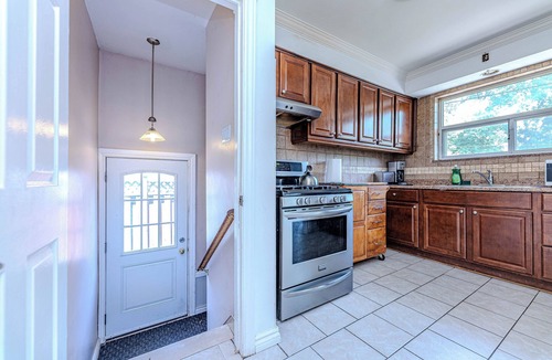 Northeast Mississauga House | Modern Bungalow Retreat + Free Parking