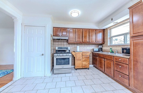 Northeast Mississauga House | Modern Bungalow Retreat + Free Parking