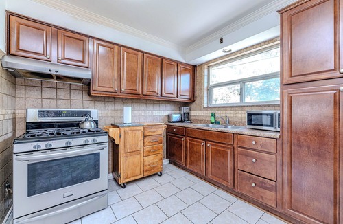 Northeast Mississauga House | Modern Bungalow Retreat + Free Parking