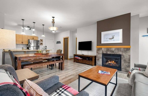 Canmore Apartment | Modern Cabin Vibes with pool at The Lodges
