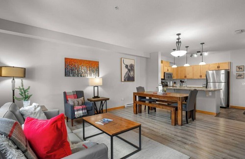 Canmore Apartment | Modern Cabin Vibes with pool at The Lodges