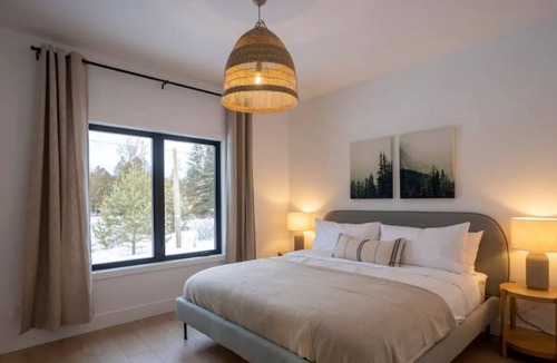 Arundel Cabin | Modern Canadian farmhouse across from golf course