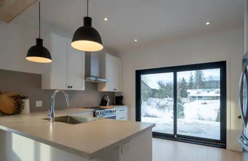 Arundel Cabin | Modern Canadian farmhouse across from golf course