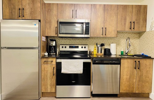 Jasper Place House | *Modern*Central Location*Cozy Guest Suite*Sleep 4