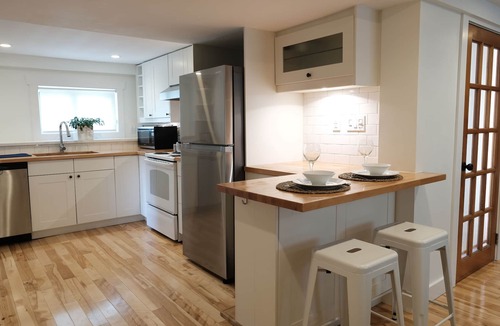 Kensington-Cedar Cottage House | Modern & Charming 3BR Suite in Character Home