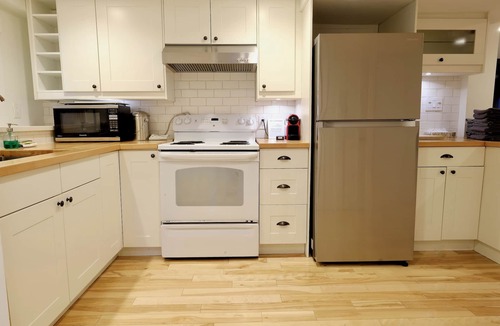 Kensington-Cedar Cottage House | Modern & Charming 3BR Suite in Character Home