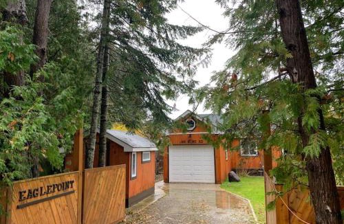 Waubaushene House | Modern Chic Cottage - Hot Tub, Sauna, Tay Trail