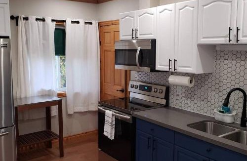 Waubaushene House | Modern Chic Cottage - Hot Tub, Sauna, Tay Trail