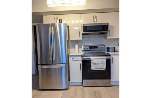 Guildford House | Modern & Comfy 1 bedroom suite w/ priv entrance