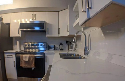 Guildford House | Modern & Comfy 1 bedroom suite w/ priv entrance