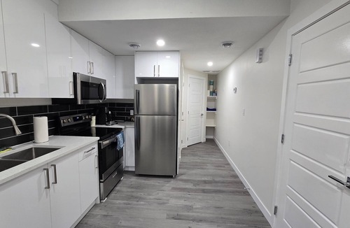 Northwest Edmonton House | Modern Cozy 1-Bed Basement Apartment Suite | Private Entry & All Essentials