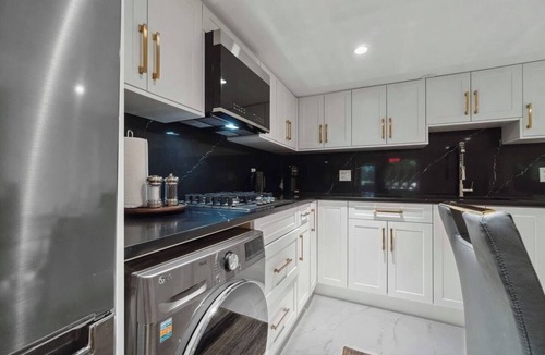 Upper Lonsdale House | Modern & Cozy 1BR suite in NV
