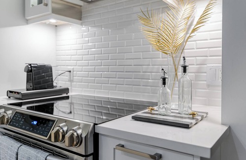 Central Apartment | Modern Cozy Condo | 2BR/2BA Retreat in the Heart of Downtown Vancouver