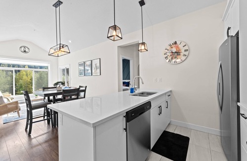 Sun Peaks Condo | Modern & Cozy Condo w/Hot Tub!