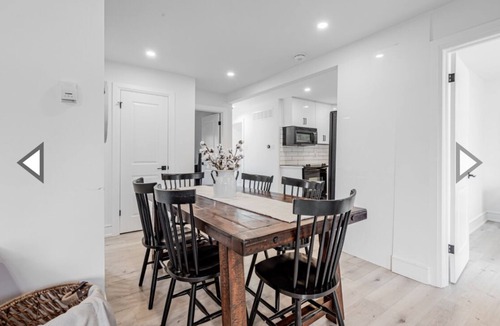 Georgina House | Modern Cozy Cottage 2mins from lake/family friendly w fire pit! 1hr from Toronto