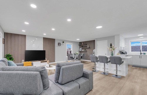 Calgary House | Modern & Cozy House, AC & BBQ, 10 min to DT & Airport! No Tenant in the basement