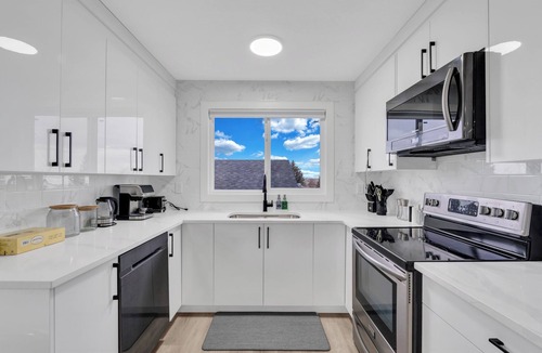 Calgary House | Modern & Cozy House, AC & BBQ, 10 min to DT & Airport! No Tenant in the basement