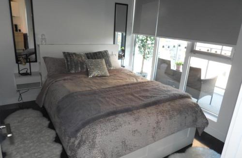 Connaught Apartment | Modern Cozy Nest
