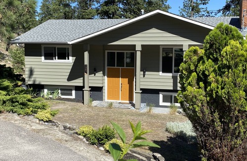 West Kelowna Estates House | Modern & cozy Okanagan nature retreat with king suite and full kitchen