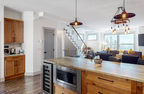 Snow Pine Estates House | Modern, dog-friendly townhome with hot tub, fireplace & fast WiFi - ski-in/out