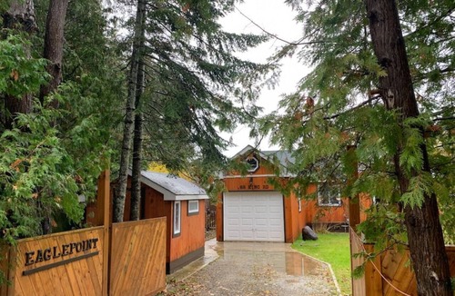 Waubaushene Cottage | Modern Eagle Point Cottage with Sauna Bbq Hot Tub on Tay Trail
