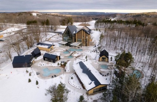Waubaushene Cottage | Modern Eagle Point Cottage with Sauna Bbq Hot Tub on Tay Trail