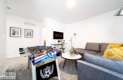 Southwest Edmonton Apartment | Modern Executive Home-Sleeps12-KingBeds-FullHouse