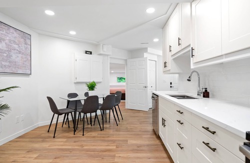 Port Moody House | Modern Executive Suite w/Hot Tub and Forest View