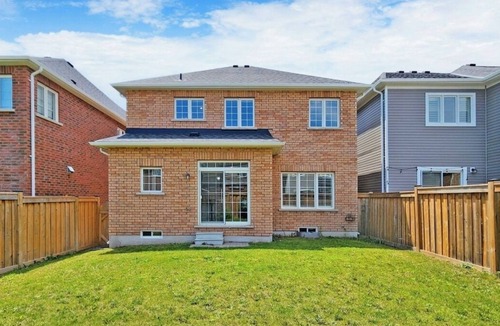 Durham Region House | Modern family friendly 4-bedroom home away from home in Oshawa!