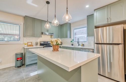 Niagara Falls House | Modern Family Journey Niagara Gateway- All Ensuite BR 7 beds