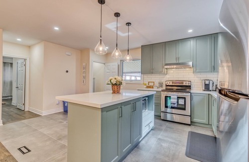 Niagara Falls House | Modern Family Journey Niagara Gateway- All Ensuite BR 7 beds